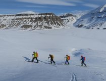 Skitourengruppe im Aufstieg auf der Insel Spitzbergen