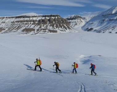 Skitourengruppe im Aufstieg auf der Insel Spitzbergen
