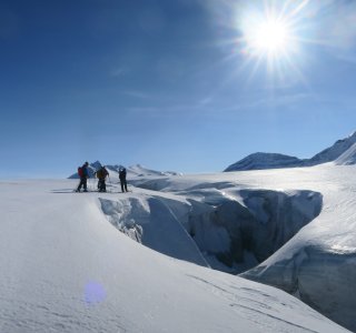 Skitouren Spitzbergen, Gruppe auf Gletscherbrücke