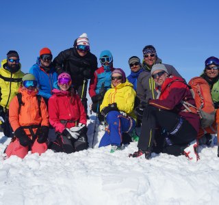 Skitourengruppe auf dem Gipfel des Protektorfjellet