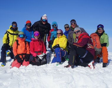 Skitourengruppe auf dem Gipfel des Protektorfjellet
