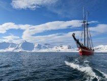 Das Segelschiff Nooderlicht vor der Küste Spitzbergens