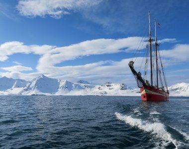 Das Segelschiff Nooderlicht vor der Küste Spitzbergens