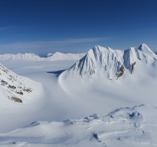 Gletscher- und Bergpanorama in Spitzbergen
