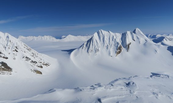 Skitouren in Spitzbergen - Gletscherflächen und Bergpanorama