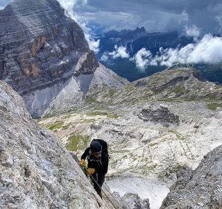 Dolomiten, ein Klettersteiggänger am Seil, Wolken, Sonne