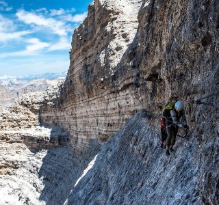 Dolomiten-Klettersteig-Kletterin am Seil