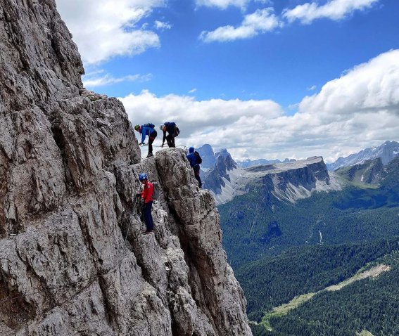 Klettersteig-blauer Himmel-Wolken-kletterer