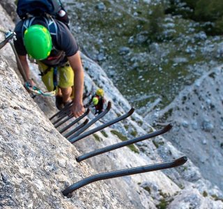 Klettersteig-stahlstifte-kletterer