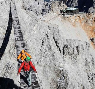 Klettersteig-zwei Kletterer auf Hängebrücke-dolomiten-cristallo