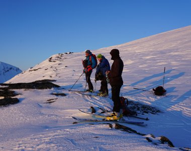 Skitourengruppe  in der Abendsonne