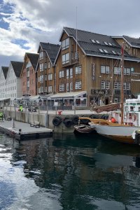 Hausreihe im Hafen von Tromsø