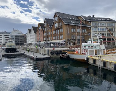 Hausreihe im Hafen von Tromsø