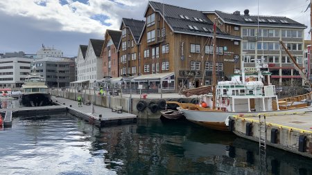 Hausreihe im Hafen von Tromsø