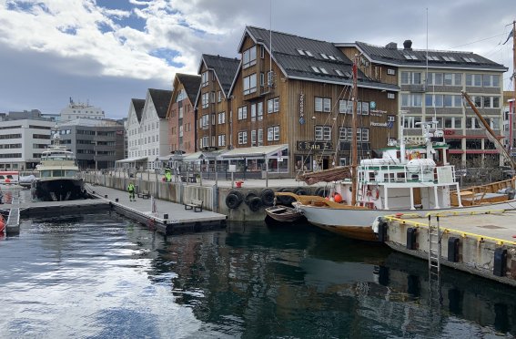 Hausreihe im Hafen von Tromsø