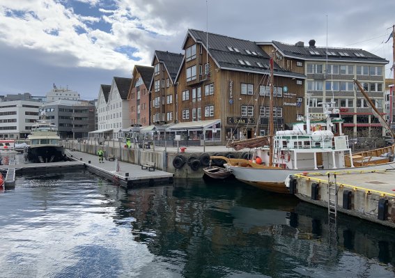 Hausreihe im Hafen von Tromsø