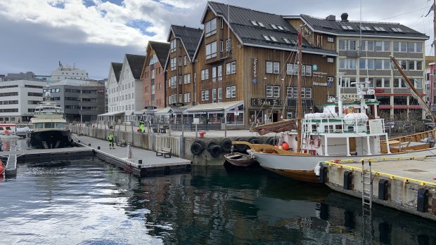 Hausreihe im Hafen von Tromsø