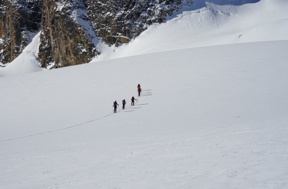 Skitourengruppe mit bergführer im Aufstieg