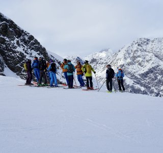Gruppe Skifahrer, Schnee, Berge, Südtirol