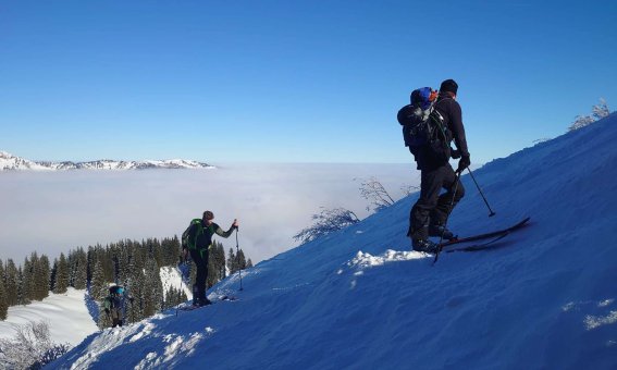 Skitourenkurs Gunzesrieder Tal - über dem Nebel im Tal