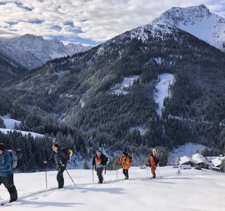 skitourengruppe, bewaldeter berg, bewoelkung