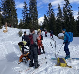 skitourengruppe beim start am morgen