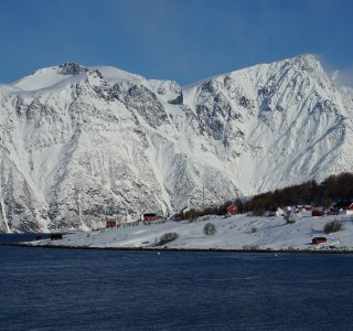 Ortschaft Spåkenes vor Bergkette und Fjord