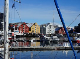 bunte häuserzeile im hafen von tromsø