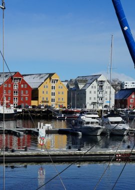 bunte häuserzeile im hafen von tromsø