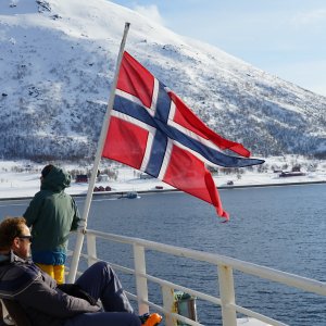 Norwegische Flagge, Faehre nach Arnøya