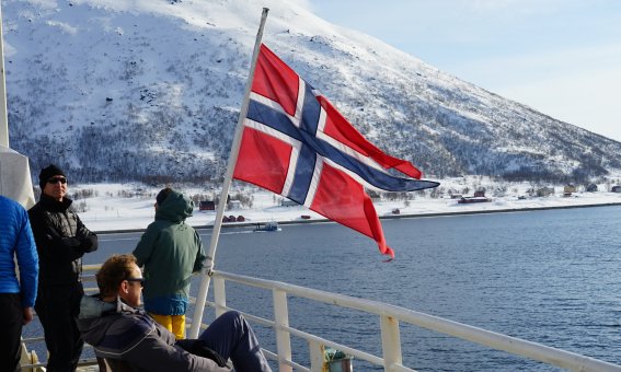 Norwegische Flagge, Faehre nach Arnøya