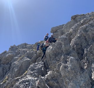 Hindelanger Klettersteig, Gruppe am Stahlseil