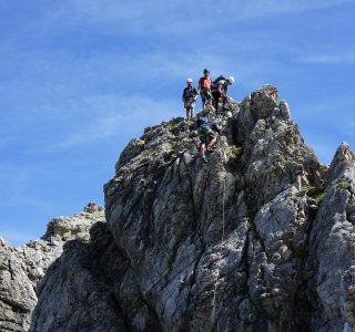 Mindelheimer Klettersteig, Guppe auf einem Felsturm
