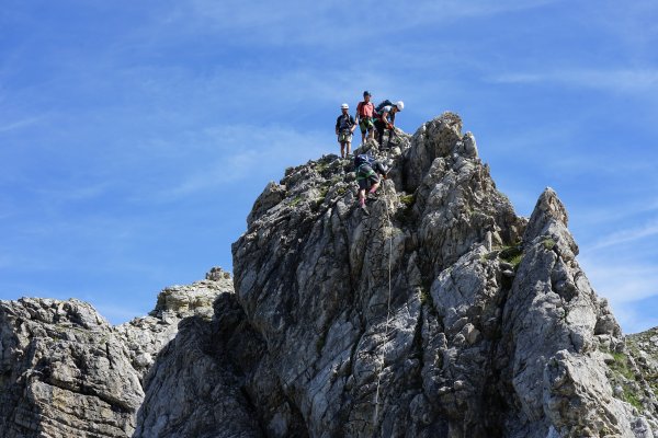 Mindelheimer Klettersteig, Guppe auf einem Felsturm
