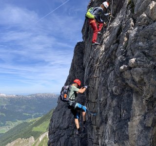 Mindelheimer Klettersteig, steile Wand mit Klammern
