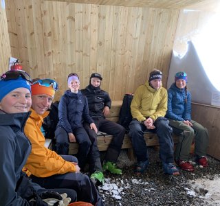 Gruppe bei der Pause, Hütte am Storhaugen
