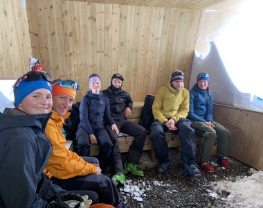 Gruppe bei der Pause, Hütte am Storhaugen