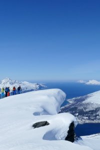 Einer der schönsten Skitouren am Lyngenfjord ist die Tour auf den Storhaugen am nördl. Ende der Kåfjordkette. Gegenüber liegt die Insel Uløya, ein weiteres beliebtes Skitourenziel.