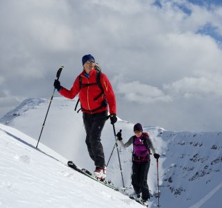 skitourengeher im aufstieg am Grat