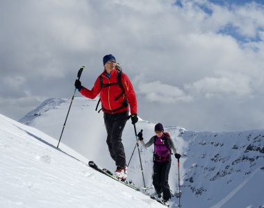 skitourengeher im aufstieg am Grat