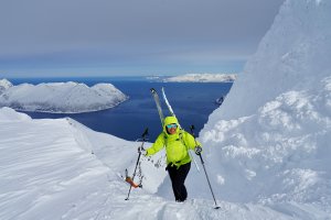 Skitourengeherin, Aufstieg Storekågtinden, Insel Kågen