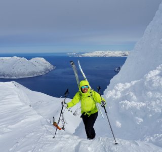 Skitourengeherin, Aufstieg Storekågtinden, Insel Kågen