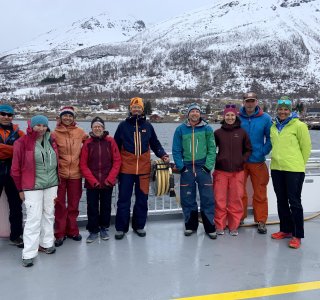 Skitourengruppe auf der Fähre nach Lyngseidet