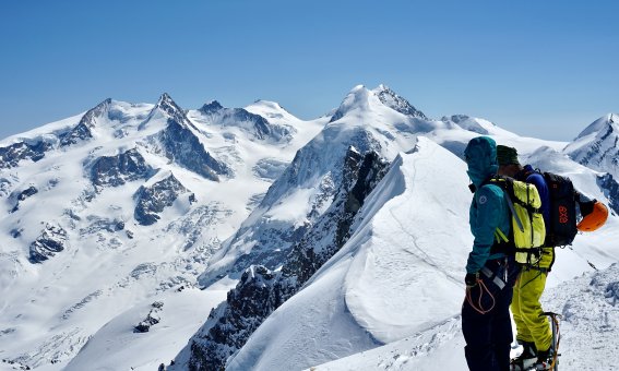 2 bergsteiger vor breithorn-lyskamm-monte rosa,