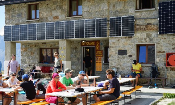 Gruppe, Terrasse Rifugio Chabod