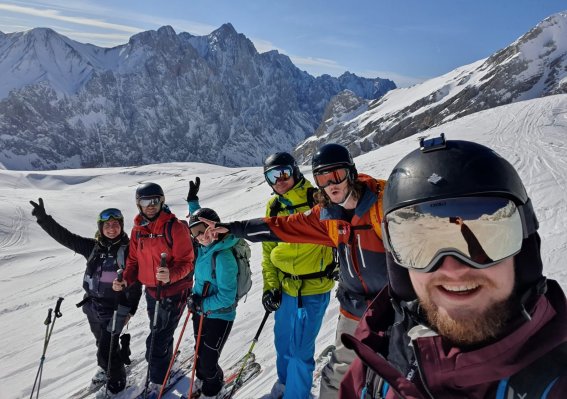 Bergspitzen, Skifahrergruppe, Gesichter, Skibrille