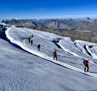Gruppe auf dem Gletscher, Spalten, Bergpanorama