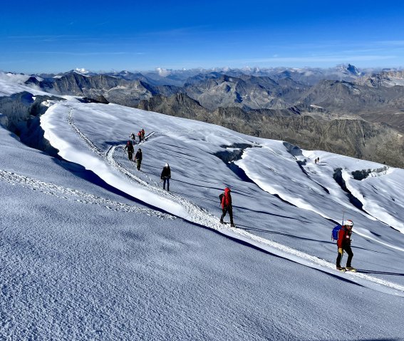 Gruppe auf dem Gletscher, Spalten, Bergpanorama