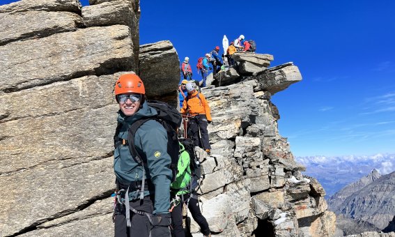 felsen, gipfel, gran pardiso, kletterer mit helm