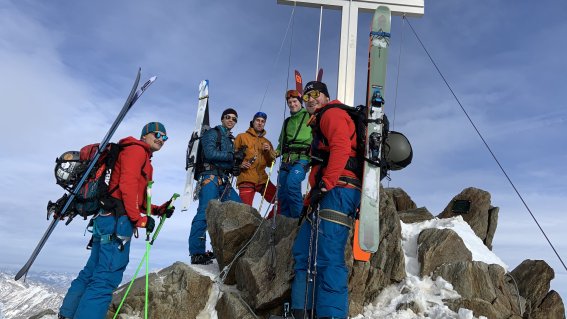 Gipfelkreuz, mehrere skifahrer, felsen, schnee, himmel